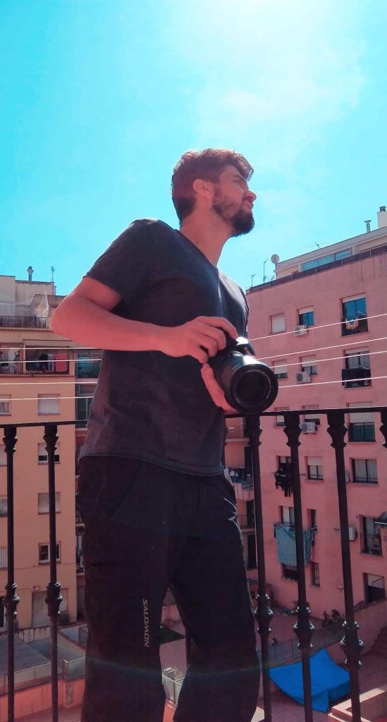 Jornalista Alvaro Andrade, autor do projeto fotográfico Balcones en Cuarentena