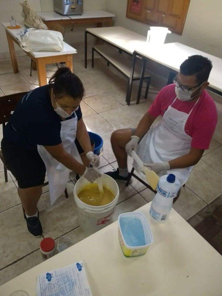 Colaboradores do Centro Social Marista Santa Isabel estão produzindo cerca de 400 pães por semana, além de sabão em barra e máscaras feitas de TNT para distribuição entre as famílias da região