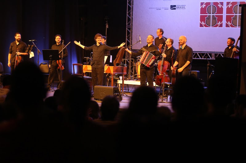 Alejandro Brittes apresenta (L)ESTE  no Theatro São Pedro