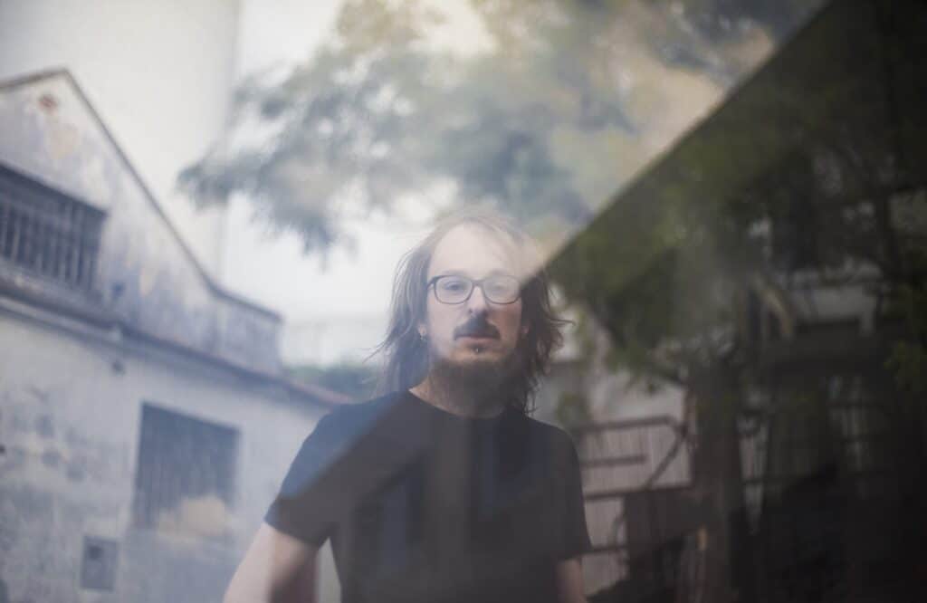 Diego Grando estreia projeto solo de poesia falada e explora novas linguagens ao vivo