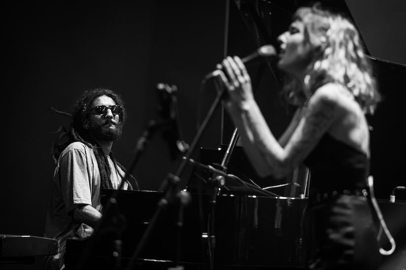 Melina Vaz e Ras Vicente no Grezz: jazz, pop e música brasileira