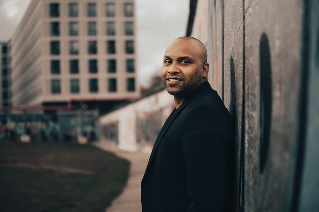 Adriano Trindade apresenta álbum autoral inédito Renascer Tropical no Grezz