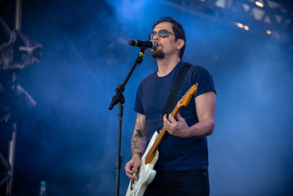 Banda Workstation comanda noite de clássicos do rock no feriado de 1/5, no Grezz