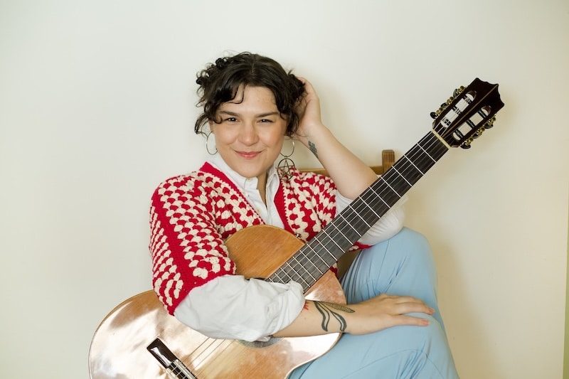 Teatro Sinduscon-RS recebe Ana Clara Matielo com show de samba e músicas autorais