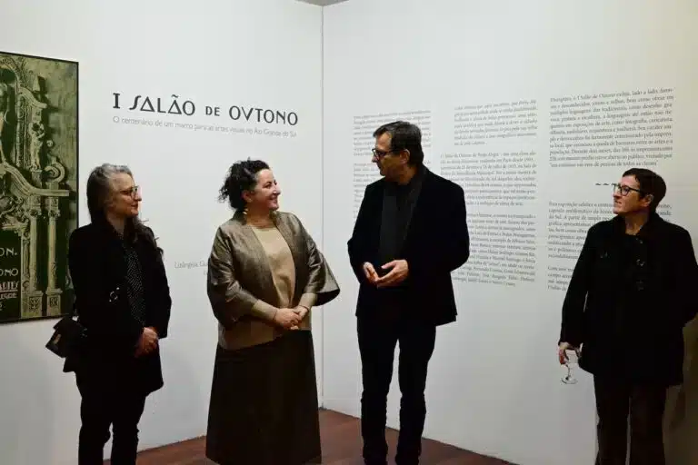 Curadoras conduzem visitas guiadas à exposição I Salão de Outono, no Museu de Arte do Paço