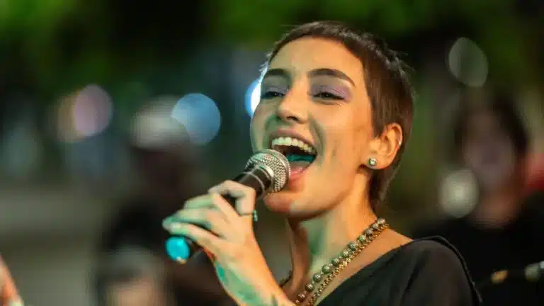 Roberta Argiles explora relações entre amor e política em show de samba no Teatro do Sinduscon-RS, pelo projeto Brasil Interior