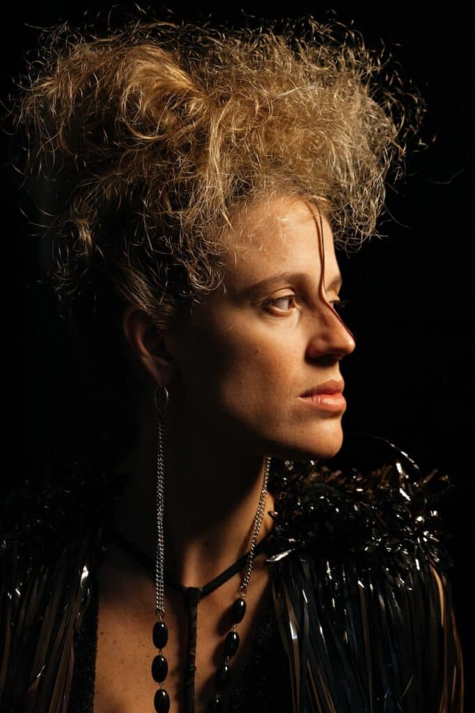 Jéssica Menzel é a próxima atração do projeto Brasil Interior, no Teatro do Sinduscon-RS