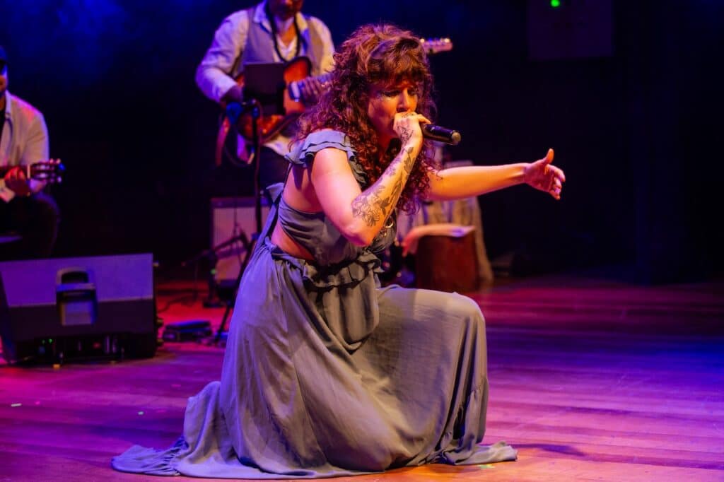 Luana Maia apresenta show com músicas autorais e clássicos do samba no Teatro do Sinduscon-RS