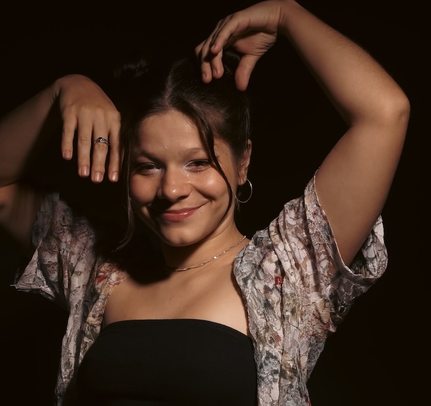 Belle Mottini encerra a temporada 2025 do projeto Brasil Interior com show no Teatro do Sinduscon-RS